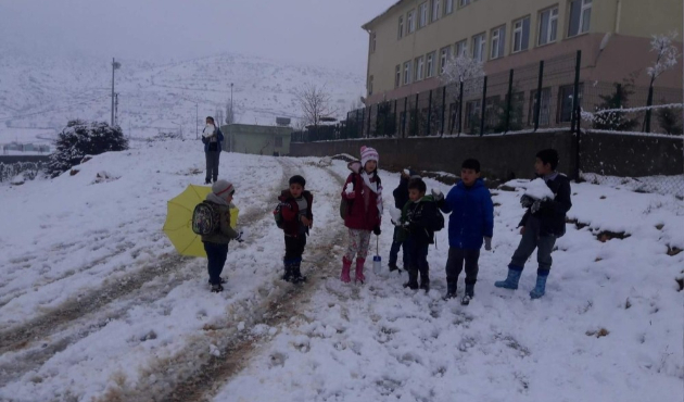 Siirt'te köy çocuklarının kartopu mutluluğu