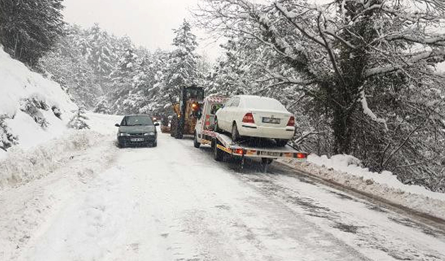 Kazdağları’nda onlarca araç mahsur kaldı