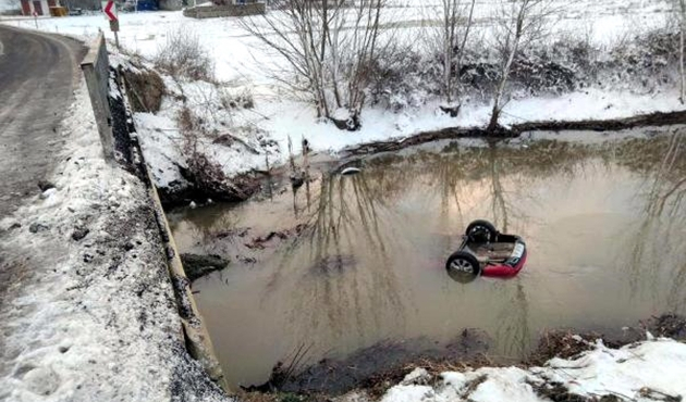 Tekirdağ'da kontrolü kaybeden otomobil dereye uçtu