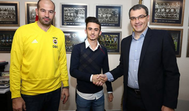Fenerbahçe genç oyuncuya imzayı attırdı!