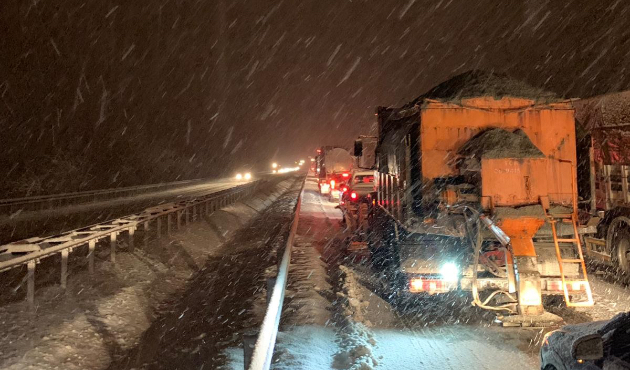 Bursa'da kar ulaşıma engel oluyor!