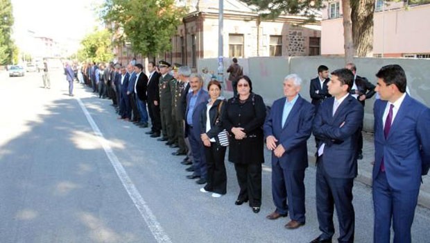 Ardahan'da 200 metrelik bayramlaşma kuyruğu