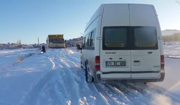 Kırıkkale'de okul servisi kara saplandı