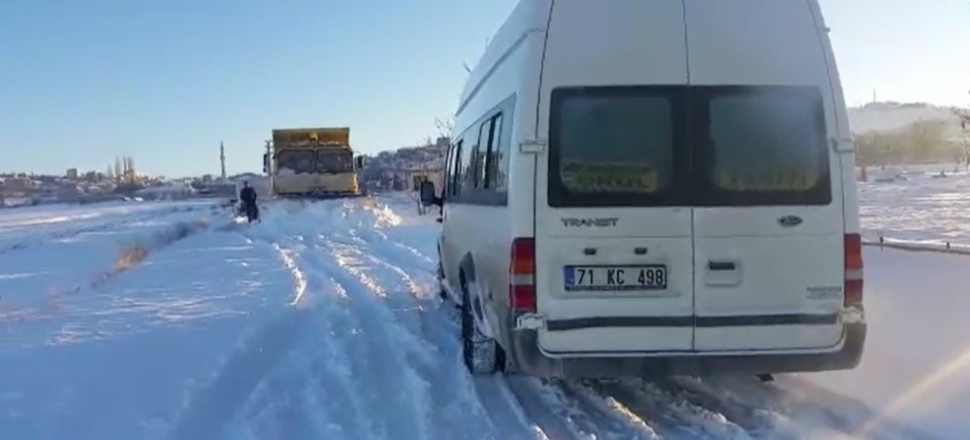 Kırıkkale'de okul servisi kara saplandı