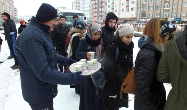 Yozgat’ta kar yolları kapattı, vatandaşlara sıcak süt dağıtıldı
