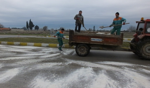 Balıkesir Burhaniye’de buzlanan yollara tuzlama
