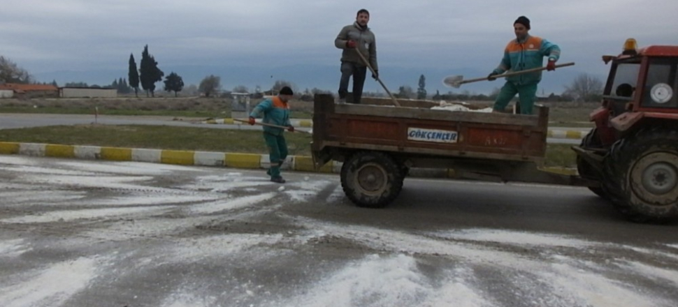 Balıkesir Burhaniye’de buzlanan yollara tuzlama