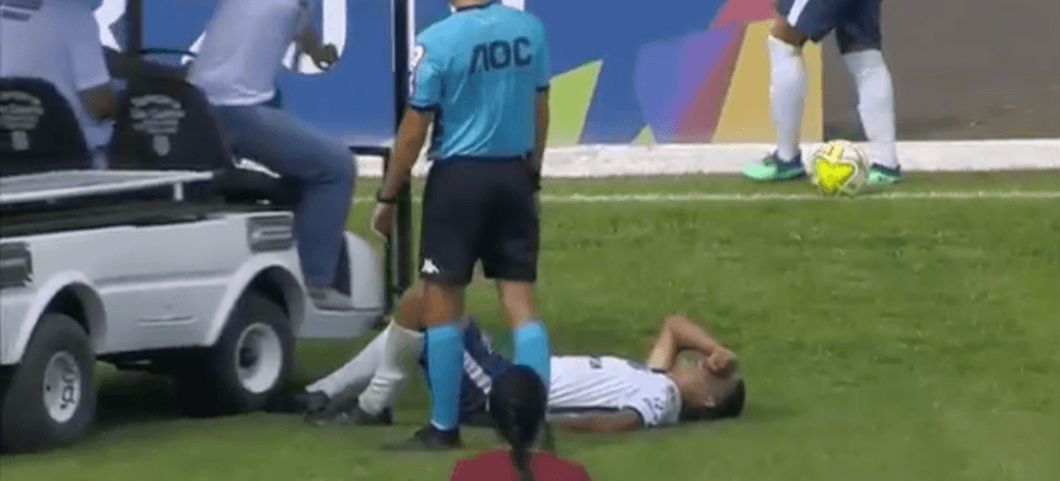 Sağlık aracı sakatlanan futbolcuyu ezdi...