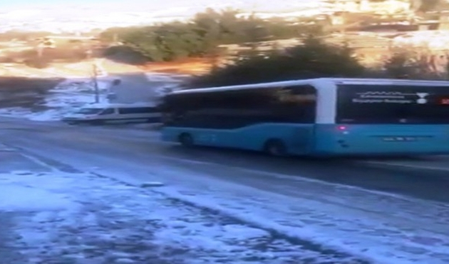 Kahramanmaraş’ta halk otobüsü buzlu yolda metrelerce kaydı