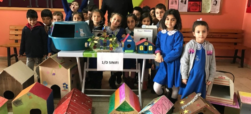 Bolu'da öğrencilerden atık malzemelerden kedi ve kuş yuvası