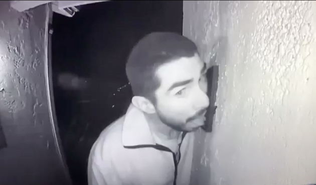 Polis 3 saat boyunca kapı zilini yalayan adamı arıyor!