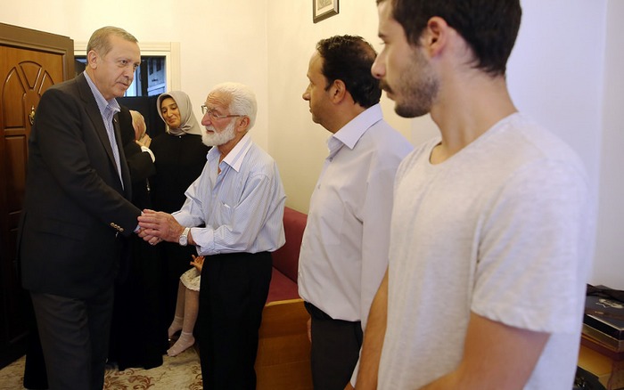 Erdoğan'dan demokrasi şehitlerinin ailelerine bayram ziyareti