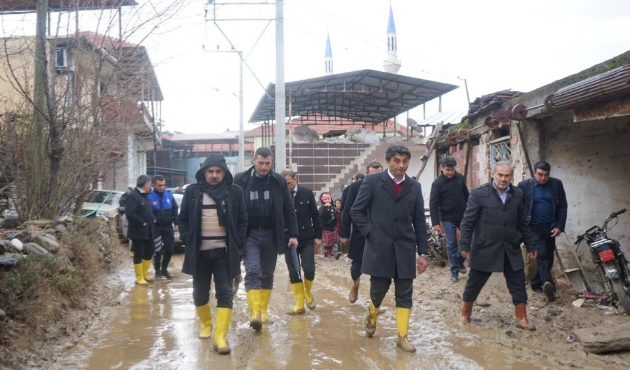 Manisa'da Başkan Selçuk çizmelerini giyip incelemelerde bulundu