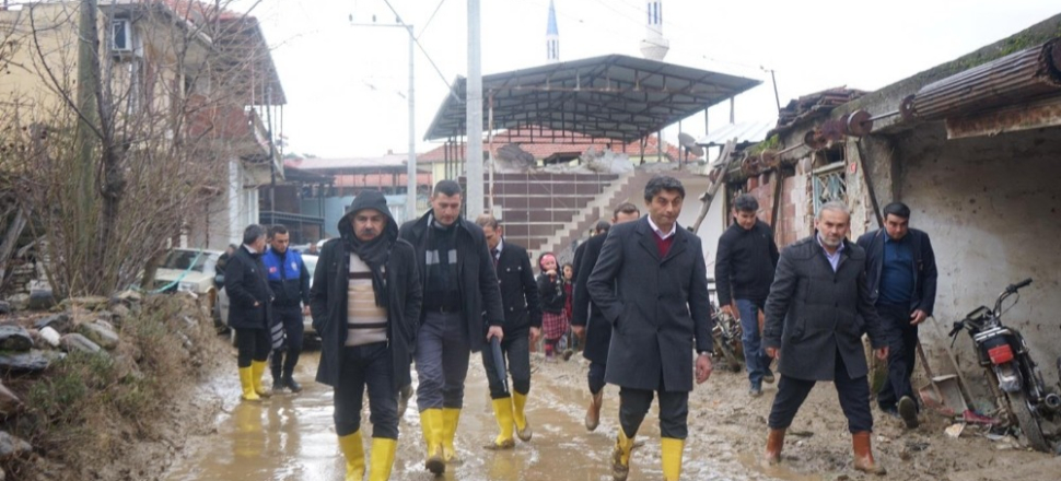 Manisa'da Başkan Selçuk çizmelerini giyip incelemelerde bulundu