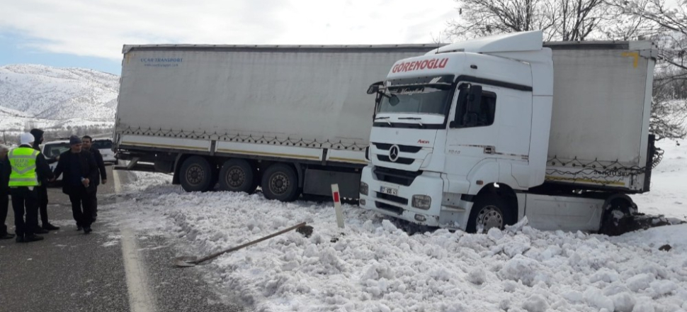 Adıyaman'da buzlaşan yolda tır şarampole kaydı