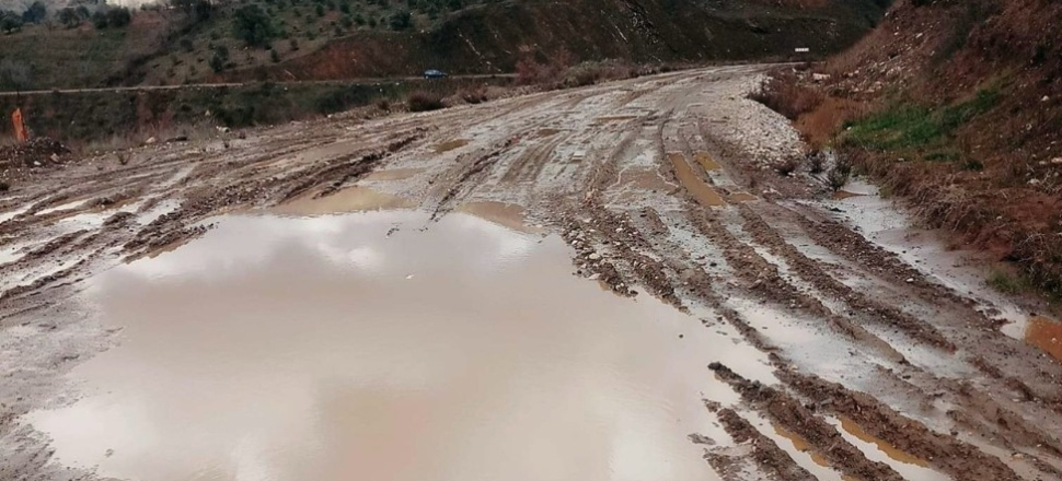 İzmir'de Kerpiçlik yolu çamur deryası