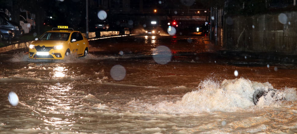 İzmir'de cadde ve sokaklar göle döndü!