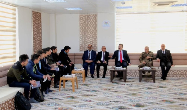 Hakkari'de Vali Akbıyık, gençlerle buluştu