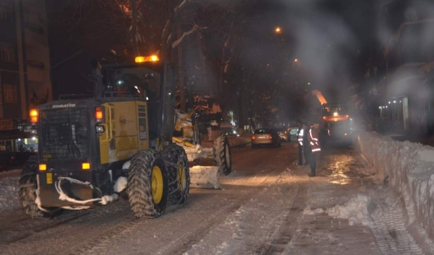 Bitlis Tatvan’da karla mücadele devam ediyor