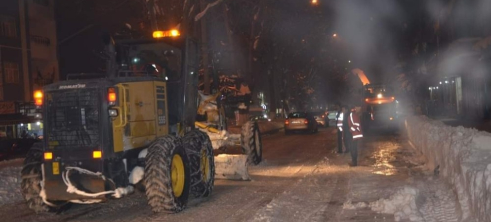 Bitlis Tatvan’da karla mücadele devam ediyor