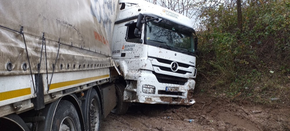 Bursa'da ikiye bölünen tırdan mucize kurtuluş
