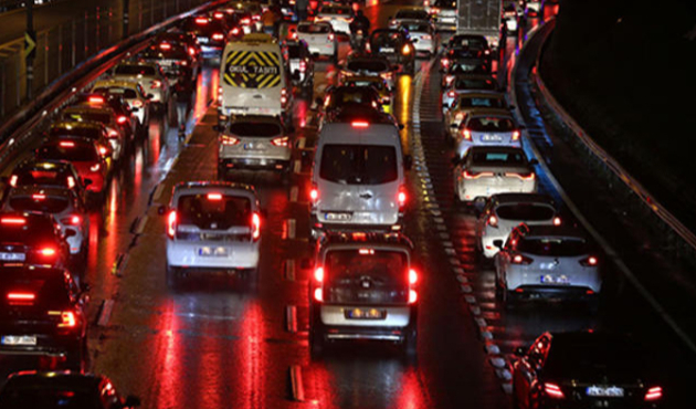 İstanbul'da yağmur ve trafik yoğunluğu