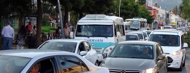O ilçeden 12 saatte 6 bin otomobil çıkış yaptı