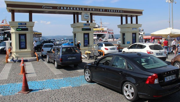 Erken başladı: Çanakkale'de feribot kuyruğu 1 kilometreyi aştı