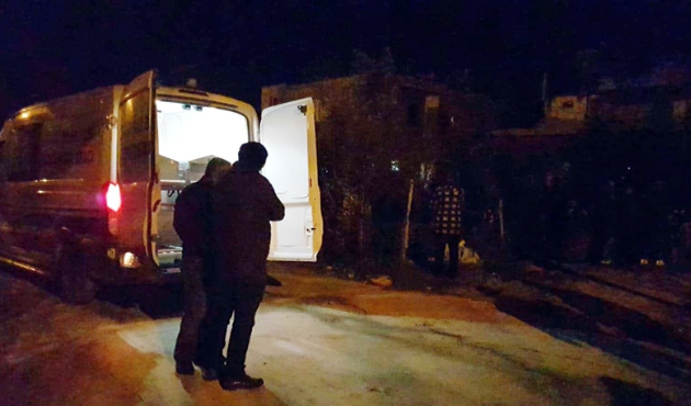 Sobayı yakarken elbiseleri tutuştu...