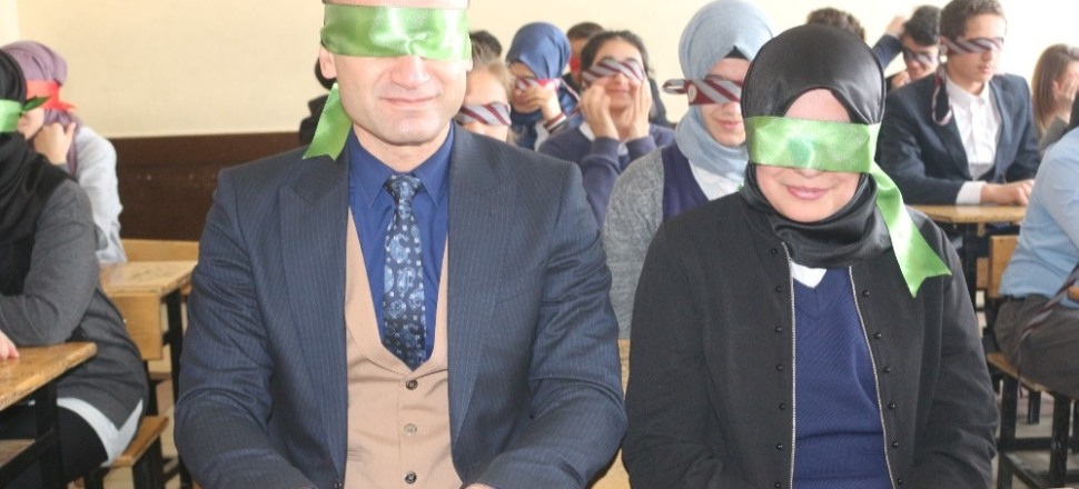 Ağrı’da öğrenciler gözlerini bağlayıp empati yaptı