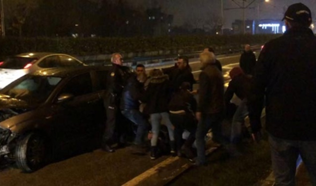 Kaza sonrası tekme ve yumruklar havada uçuştu!