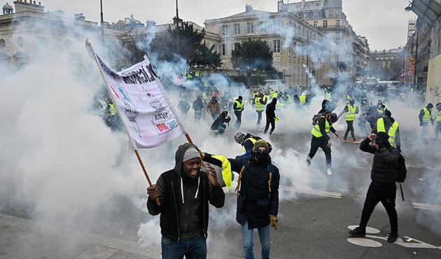 Paris'te Sarı Yelekliler'e müdahale...