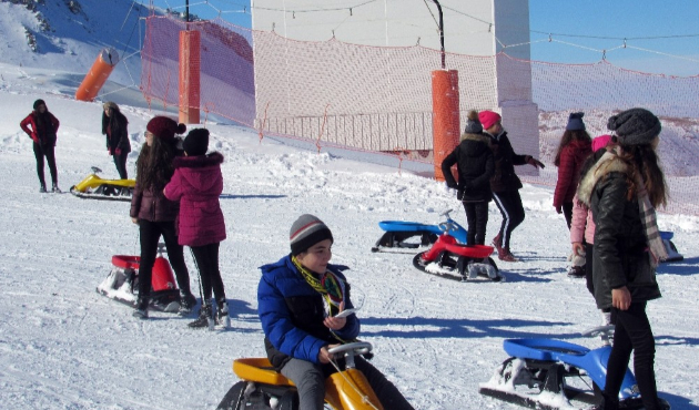Kayseri Erciyes'te öğrencilerin kar keyfi