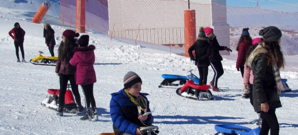 Kayseri Erciyes'te öğrencilerin kar keyfi