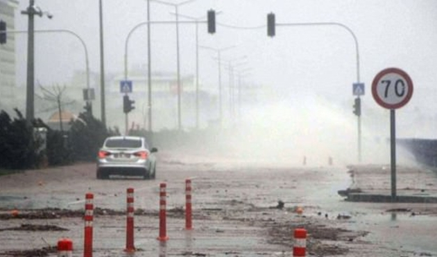 Antalya'da fırtına ve yağmur hasara sebep oldu