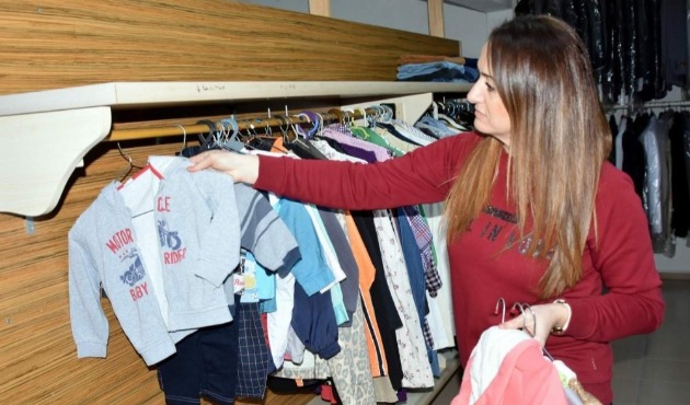 İzmir Aliağa Belediyesi’nde sosyal market ihtiyaç sahipleri için çalışıyor