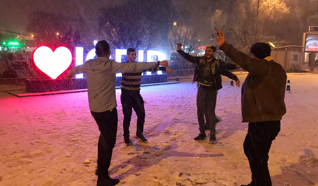 Kar yağdı, vatandaş oynamaya başladı