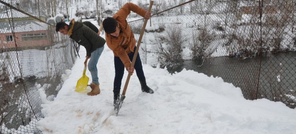Şırnak'ta asma köprülerde kar kürüyorlar