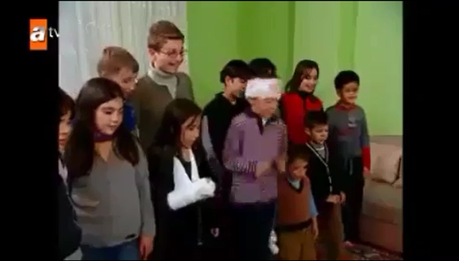 Selena'daki çekim hatası...(kolu kırık kıza dikkat!)