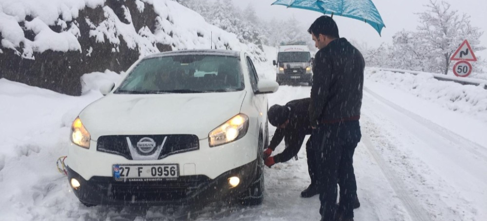 Adıyaman'da kar ile kaplanan yollar sürücüleri zorluyor