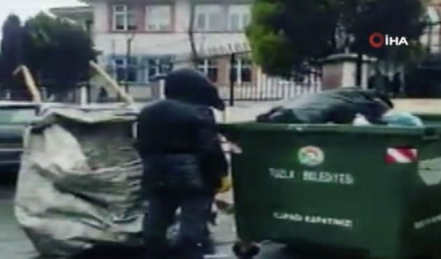 Kağıt toplayan genç İstiklal Marşı'nı duyunca saygı duruşuna geçti...