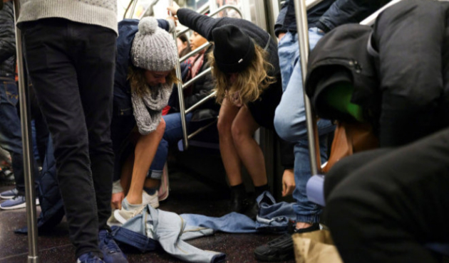 Metroda aniden soyunmaya başladılar!