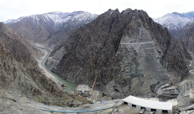 Artvin Yusufeli barajında gövde dolgu çalışmaları sürüyor