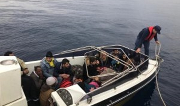 İzmir Çeşme açıklarında 21 kaçak göçmen ele geçirildi