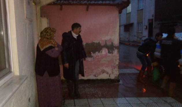 Manisa'da Yunusemre sel mağduru ailelere destek sağlıyor