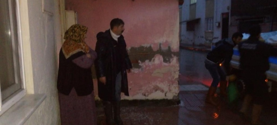 Manisa'da Yunusemre sel mağduru ailelere destek sağlıyor