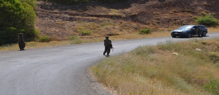 Teröristler yol kesip sivil aracı taradı!