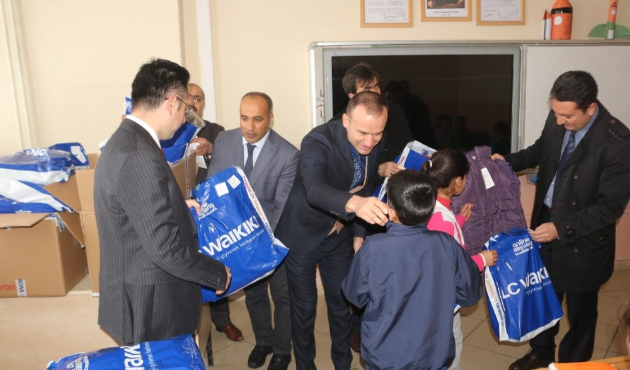 Ağrı’da 5 bin ihtiyaç sahibi öğrenciye giyim desteği