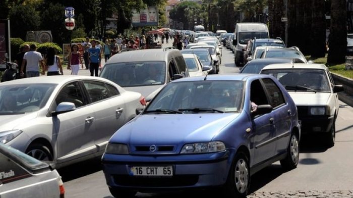 İstanbul'a dönen tatilciler şehir içi trafiği kilitledi