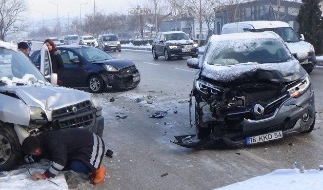 Bursa'da yollar buz tuttu maddi hasarlı kazalar oldu